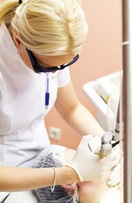 医生进行光热解手术。