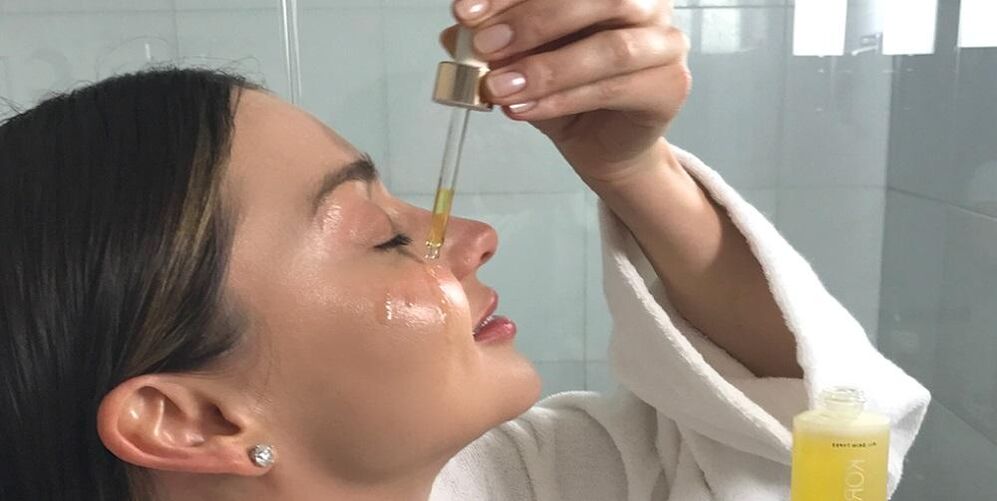使用精油进行面部年轻化。